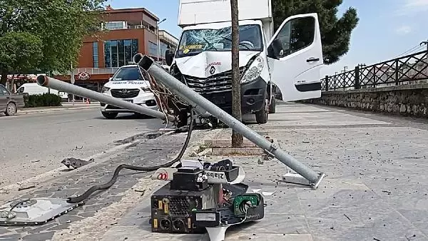 Son dakika haber! Polisten kaçarken kamyonetle EDS direğine çarpıp yaralandı Son dakika haber! Polisten kaçarken kamyonetle EDS direğine çarpıp yaralandı