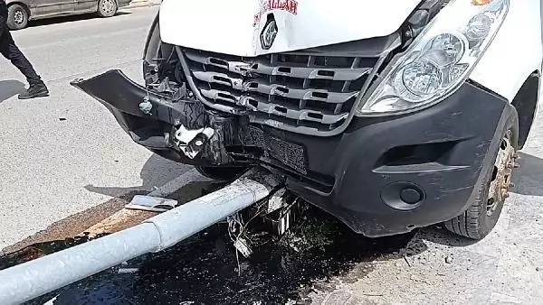 Son dakika haber! Polisten kaçarken kamyonetle EDS direğine çarpıp yaralandı Son dakika haber! Polisten kaçarken kamyonetle EDS direğine çarpıp yaralandı