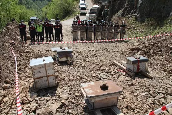 RİZE'DE VALİ VE MİLLETVEKİLİ HEYETİ, TAŞ OCAĞI KARŞITLARI İLE GÖRÜŞTÜ RİZE'DE VALİ VE MİLLETVEKİLİ HEYETİ, TAŞ OCAĞI KARŞITLARI İLE GÖRÜŞTÜ