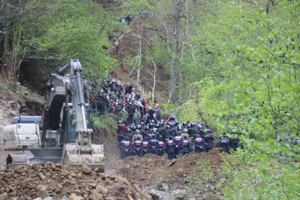 RİZE'DE VALİ VE MİLLETVEKİLİ HEYETİ, TAŞ OCAĞI KARŞITLARI İLE GÖRÜŞTÜ RİZE'DE VALİ VE MİLLETVEKİLİ HEYETİ, TAŞ OCAĞI KARŞITLARI İLE GÖRÜŞTÜ