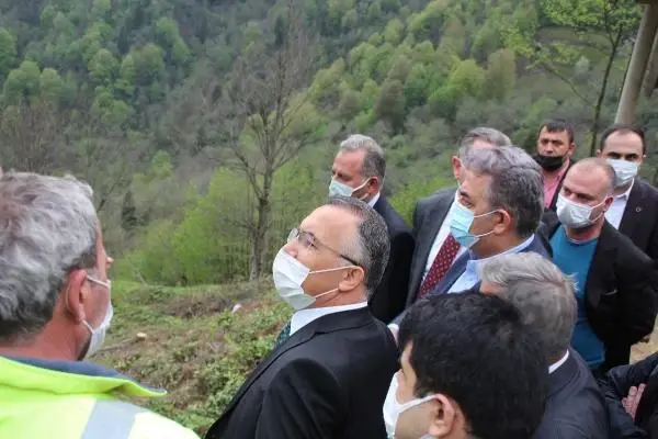 RİZE'DE VALİ VE MİLLETVEKİLİ HEYETİ, TAŞ OCAĞI KARŞITLARI İLE GÖRÜŞTÜ RİZE'DE VALİ VE MİLLETVEKİLİ HEYETİ, TAŞ OCAĞI KARŞITLARI İLE GÖRÜŞTÜ