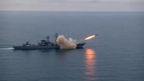 Rus donanmasına ait Movska kruvazörü füze ateşledi Rus donanmasına ait Movska kruvazörü füze ateşledi