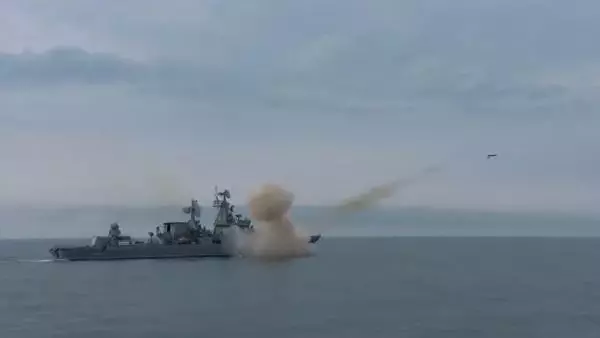 Rus donanmasına ait Movska kruvazörü füze ateşledi Rus donanmasına ait Movska kruvazörü füze ateşledi