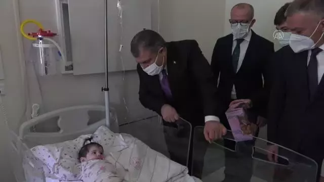 Son dakika haber: Sağlık Bakanı Koca, Kepez Devlet Hastanesindeki hastaları ziyaret etti Son dakika haber: Sağlık Bakanı Koca, Kepez Devlet Hastanesindeki hastaları ziyaret etti