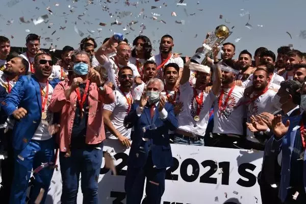 Şampiyon Somaspor kupasına kavuştu Şampiyon Somaspor kupasına kavuştu