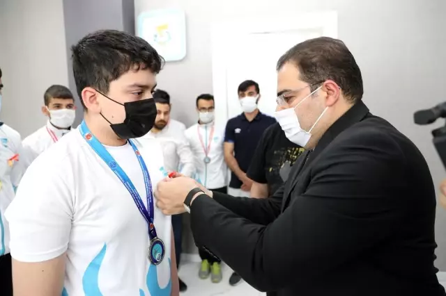 Şampiyonlardan Canpolat'a ziyaret Şampiyonlardan Canpolat'a ziyaret