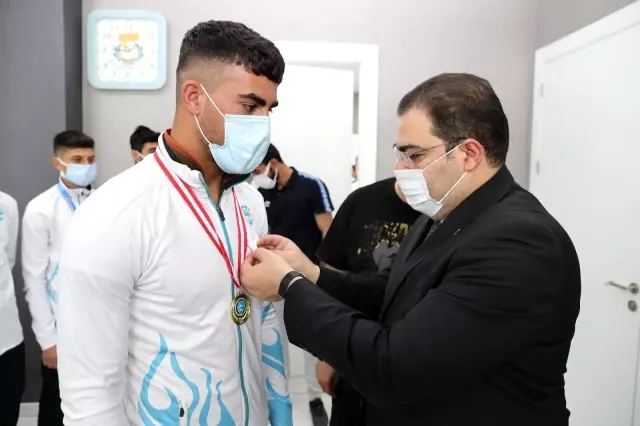 Şampiyonlardan Canpolat'a ziyaret Şampiyonlardan Canpolat'a ziyaret