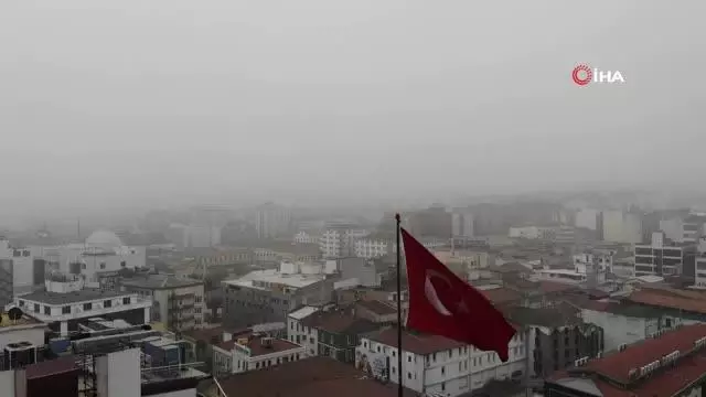 Samsun sise teslim... Görüş mesafesi yer yer 500 metreye kadar düştü Samsun sise teslim... Görüş mesafesi yer yer 500 metreye kadar düştü