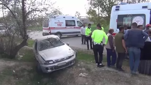 Şarampole devrilen otomobildeki 6 kişi yaralandı Şarampole devrilen otomobildeki 6 kişi yaralandı
