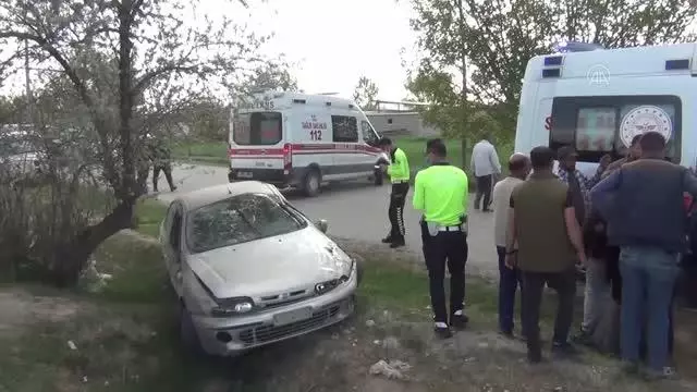 Şarampole devrilen otomobildeki 6 kişi yaralandı Şarampole devrilen otomobildeki 6 kişi yaralandı