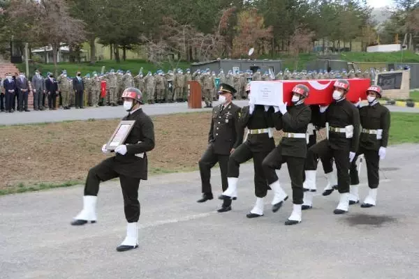 Şehit Sözleşmeli Er Toprak için Hakkari'de tören