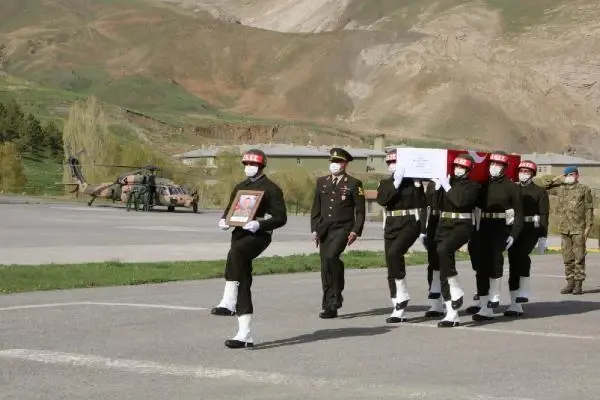 Şehit Sözleşmeli Er Toprak için Hakkari'de tören