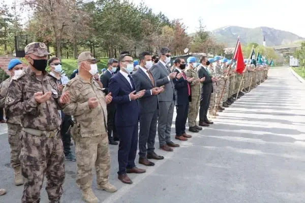 Şehit Sözleşmeli Er Toprak için Hakkari'de tören