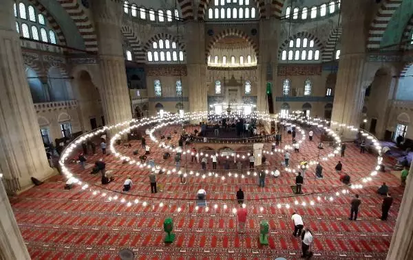 EDİRNE SELİMİYE'DE TAM KAPANMADA SOSYAL MESAFELİ İLK CUMA NAMAZI EDİRNE SELİMİYE'DE TAM KAPANMADA SOSYAL MESAFELİ İLK CUMA NAMAZI