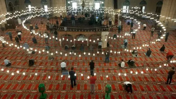 EDİRNE SELİMİYE'DE TAM KAPANMADA SOSYAL MESAFELİ İLK CUMA NAMAZI EDİRNE SELİMİYE'DE TAM KAPANMADA SOSYAL MESAFELİ İLK CUMA NAMAZI