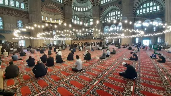 EDİRNE SELİMİYE'DE TAM KAPANMADA SOSYAL MESAFELİ İLK CUMA NAMAZI EDİRNE SELİMİYE'DE TAM KAPANMADA SOSYAL MESAFELİ İLK CUMA NAMAZI