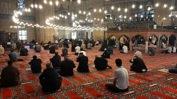 EDİRNE SELİMİYE'DE TAM KAPANMADA SOSYAL MESAFELİ İLK CUMA NAMAZI EDİRNE SELİMİYE'DE TAM KAPANMADA SOSYAL MESAFELİ İLK CUMA NAMAZI