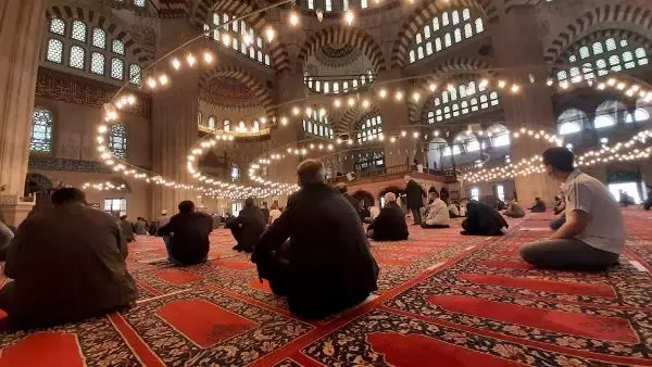 EDİRNE SELİMİYE'DE TAM KAPANMADA SOSYAL MESAFELİ İLK CUMA NAMAZI EDİRNE SELİMİYE'DE TAM KAPANMADA SOSYAL MESAFELİ İLK CUMA NAMAZI