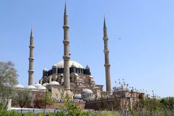 EDİRNE SELİMİYE'DE TAM KAPANMADA SOSYAL MESAFELİ İLK CUMA NAMAZI EDİRNE SELİMİYE'DE TAM KAPANMADA SOSYAL MESAFELİ İLK CUMA NAMAZI