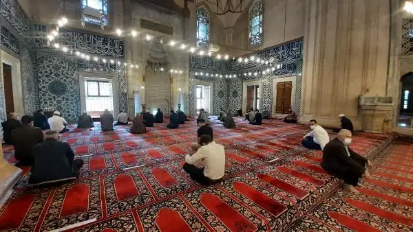 EDİRNE SELİMİYE'DE TAM KAPANMADA SOSYAL MESAFELİ İLK CUMA NAMAZI EDİRNE SELİMİYE'DE TAM KAPANMADA SOSYAL MESAFELİ İLK CUMA NAMAZI