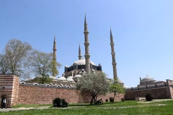 EDİRNE SELİMİYE'DE TAM KAPANMADA SOSYAL MESAFELİ İLK CUMA NAMAZI EDİRNE SELİMİYE'DE TAM KAPANMADA SOSYAL MESAFELİ İLK CUMA NAMAZI