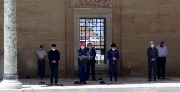 EDİRNE SELİMİYE'DE TAM KAPANMADA SOSYAL MESAFELİ İLK CUMA NAMAZI EDİRNE SELİMİYE'DE TAM KAPANMADA SOSYAL MESAFELİ İLK CUMA NAMAZI