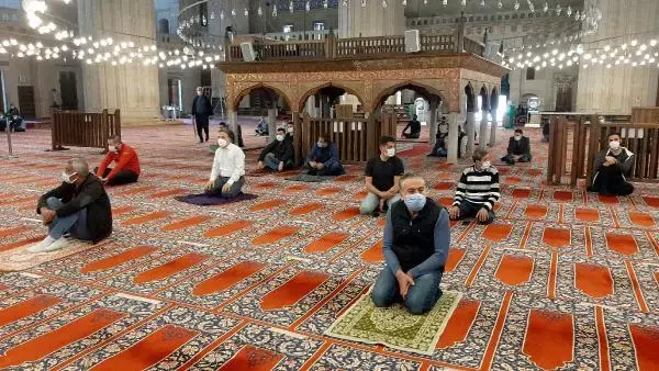 EDİRNE SELİMİYE'DE TAM KAPANMADA SOSYAL MESAFELİ İLK CUMA NAMAZI EDİRNE SELİMİYE'DE TAM KAPANMADA SOSYAL MESAFELİ İLK CUMA NAMAZI