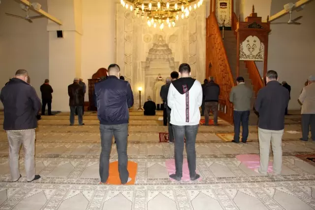 Sinop'ta tam kapanmada ilk cuma cami avlusu doldu taştı Sinop'ta tam kapanmada ilk cuma cami avlusu doldu taştı