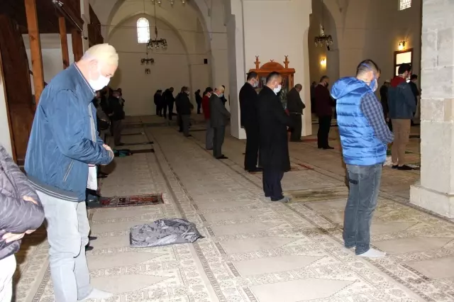 Sinop'ta tam kapanmada ilk cuma cami avlusu doldu taştı Sinop'ta tam kapanmada ilk cuma cami avlusu doldu taştı