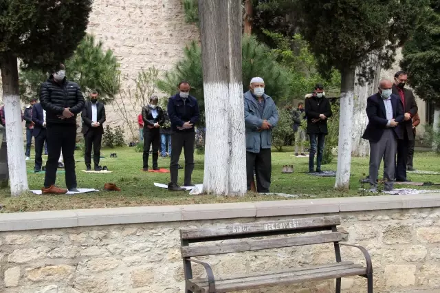 Sinop'ta tam kapanmada ilk cuma cami avlusu doldu taştı Sinop'ta tam kapanmada ilk cuma cami avlusu doldu taştı