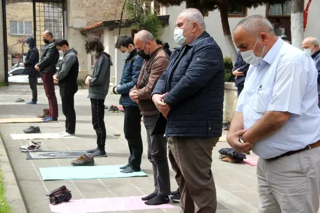Sinop'ta tam kapanmada ilk cuma cami avlusu doldu taştı Sinop'ta tam kapanmada ilk cuma cami avlusu doldu taştı