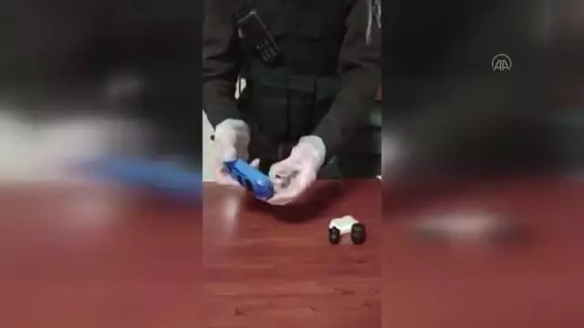 Şişli'de şüphe üzerine durdurulan bir kişi üzerinden uyuşturucu ele geçirildi Şişli'de şüphe üzerine durdurulan bir kişi üzerinden uyuşturucu ele geçirildi
