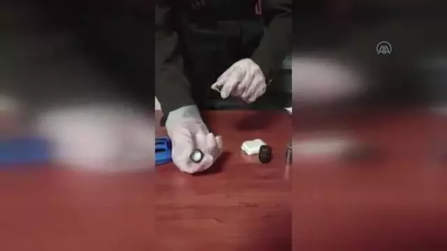Şişli'de şüphe üzerine durdurulan bir kişi üzerinden uyuşturucu ele geçirildi Şişli'de şüphe üzerine durdurulan bir kişi üzerinden uyuşturucu ele geçirildi
