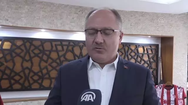 Sivas Belediyesi 1055 esnafa 1000'er lira destek ödemesi yaptı Sivas Belediyesi 1055 esnafa 1000'er lira destek ödemesi yaptı