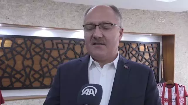 Sivas Belediyesi 1055 esnafa 1000'er lira destek ödemesi yaptı Sivas Belediyesi 1055 esnafa 1000'er lira destek ödemesi yaptı