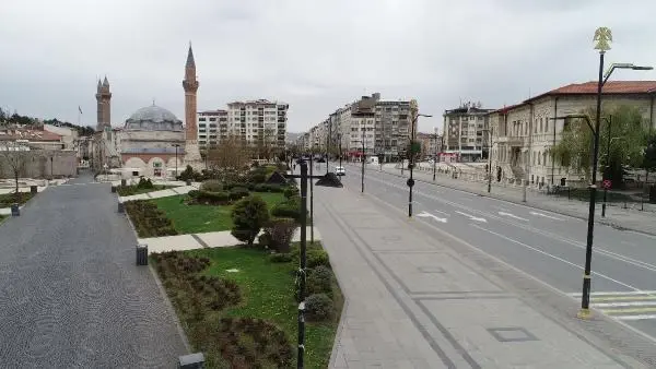 Sivas'ta cadde ve sokaklar bomboş Sivas'ta cadde ve sokaklar bomboş