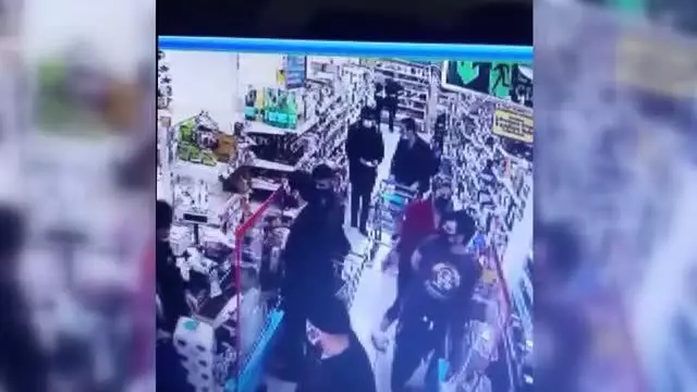 Sivas'ta kendilerini acındırarak vatandaşları dolandıran 4 kişi güvenlik kamerasınca görüntülendi Sivas'ta kendilerini acındırarak vatandaşları dolandıran 4 kişi güvenlik kamerasınca görüntülendi