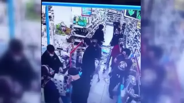 Sivas'ta kendilerini acındırarak vatandaşları dolandıran 4 kişi güvenlik kamerasınca görüntülendi Sivas'ta kendilerini acındırarak vatandaşları dolandıran 4 kişi güvenlik kamerasınca görüntülendi