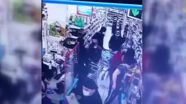 Sivas'ta kendilerini acındırarak vatandaşları dolandıran 4 kişi güvenlik kamerasınca görüntülendi Sivas'ta kendilerini acındırarak vatandaşları dolandıran 4 kişi güvenlik kamerasınca görüntülendi