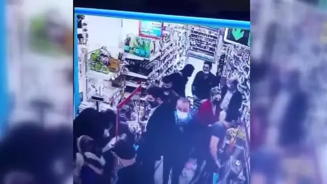 Sivas'ta kendilerini acındırarak vatandaşları dolandıran 4 kişi güvenlik kamerasınca görüntülendi Sivas'ta kendilerini acındırarak vatandaşları dolandıran 4 kişi güvenlik kamerasınca görüntülendi