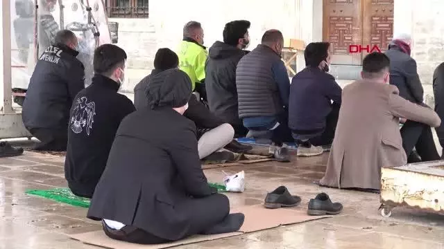 SİVAS'TA KISITLAMADA YAĞMUR ALTINDA CUMA NAMAZI SİVAS'TA KISITLAMADA YAĞMUR ALTINDA CUMA NAMAZI