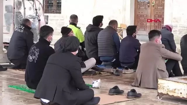 SİVAS'TA KISITLAMADA YAĞMUR ALTINDA CUMA NAMAZI SİVAS'TA KISITLAMADA YAĞMUR ALTINDA CUMA NAMAZI