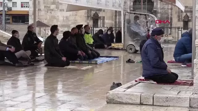 SİVAS'TA KISITLAMADA YAĞMUR ALTINDA CUMA NAMAZI SİVAS'TA KISITLAMADA YAĞMUR ALTINDA CUMA NAMAZI