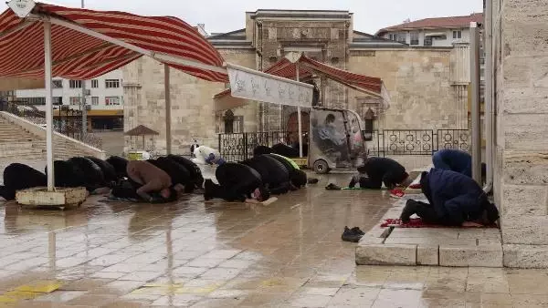 SİVAS'TA KISITLAMADA YAĞMUR ALTINDA CUMA NAMAZI SİVAS'TA KISITLAMADA YAĞMUR ALTINDA CUMA NAMAZI
