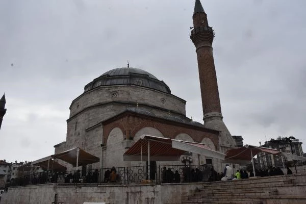 Sivas'ta kısıtlamada yağmur altında koronavirüs tedbirli cuma namazı