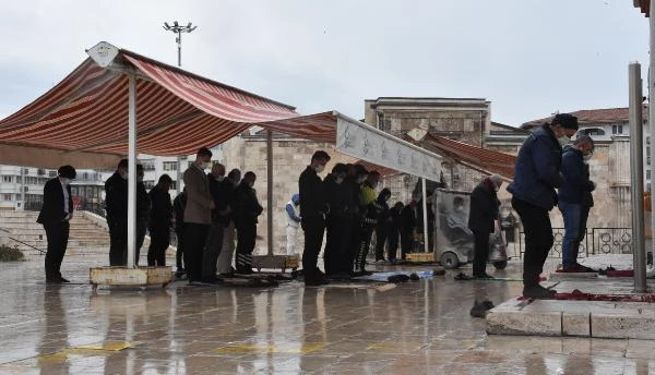 Sivas'ta kısıtlamada yağmur altında koronavirüs tedbirli cuma namazı