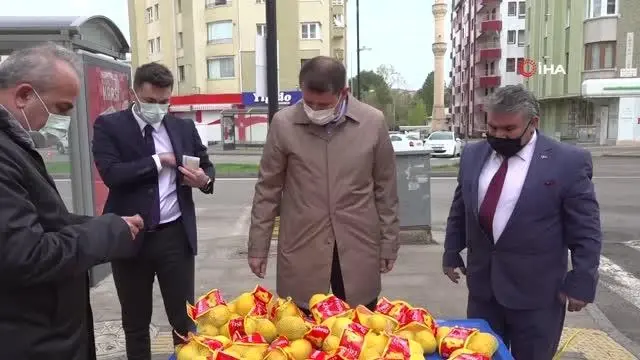Sivas Valisi tezgahtaki tüm limonları satın aldı, satıcıyı evine gönderdi Sivas Valisi tezgahtaki tüm limonları satın aldı, satıcıyı evine gönderdi