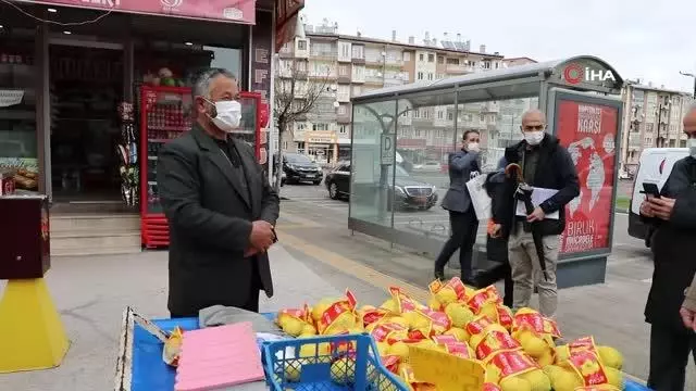 Sivas Valisi tezgahtaki tüm limonları satın aldı, satıcıyı evine gönderdi Sivas Valisi tezgahtaki tüm limonları satın aldı, satıcıyı evine gönderdi