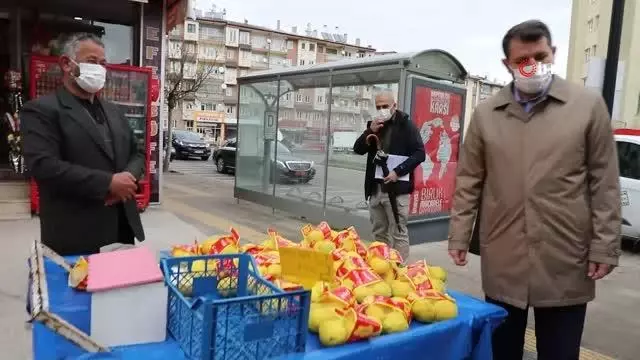 Sivas Valisi tezgahtaki tüm limonları satın aldı, satıcıyı evine gönderdi Sivas Valisi tezgahtaki tüm limonları satın aldı, satıcıyı evine gönderdi