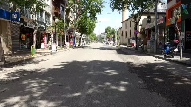 Sokağa çıkma kısıtlamasının ilk gününde caddeler boş kaldı Sokağa çıkma kısıtlamasının ilk gününde caddeler boş kaldı
